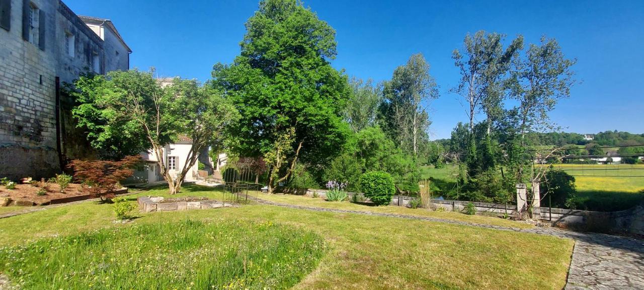 Chateau Des Senechaux, Bourdeilles Exterior foto